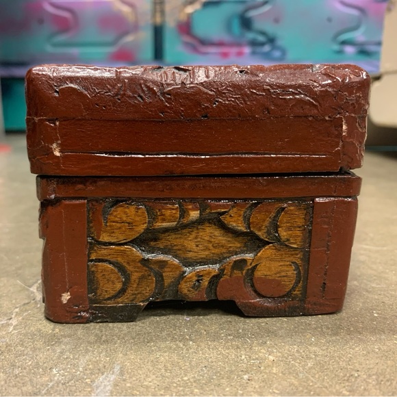 VINTAGE WOODEN, HAND CARVED LAQUER BOX - Picture 2 of 11